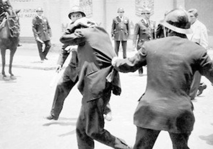 Hombre manifestante reprimido por la policía